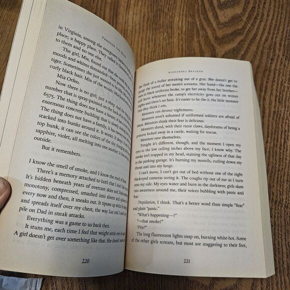 2018 Through The Dark by Alexandra Bracken Trade Paperback Book - Picture 3 of 5